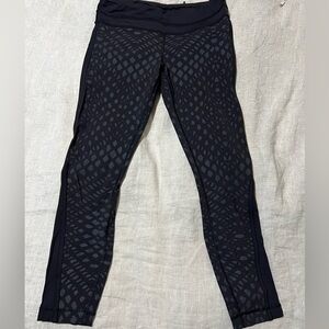Lululemon midrise leggings. Excellent condition and great print!